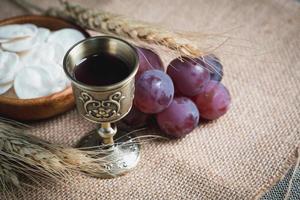 konzept der eucharistie oder der heiligen gemeinschaft des christentums. Eucharistie ist ein von Jesus eingesetztes Sakrament. beim letzten Abendmahl mit Jüngern. brot und wein sind leib und blut von jesus christus der christen. foto