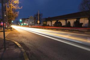 rot weiß beschleunigung geschwindigkeit bewegung auf der nachtstraße foto