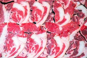 Schieben Sie rohes Rindfleisch für Yakiniku. dünnes stück rindfleisch für shabu hotpot japanischen essensstil. Frischfleisch-Chuck-Auge für Sukiyaki hautnah. Ansicht von oben foto