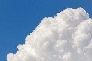 weiße Wolken im blauen Himmel foto