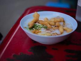 Chinesischer Brei mit Ei in einem Darm mit chinesischem Krapfen. konzept frühstücksset foto