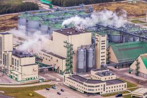 luftbild auf reihen von agro-silos kornaufzug mit samenreinigungslinie auf einer riesigen agro-verarbeitungsanlage zur verarbeitung, trocknungsreinigung und lagerung von landwirtschaftlichen produkten foto