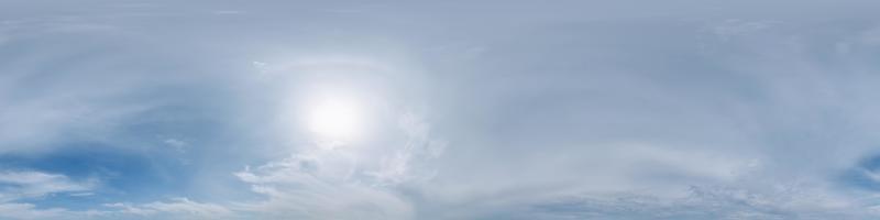 blauer himmel hdri 360-panorama mit halo und weißen schönen wolken in nahtlosem panorama mit zenit zur verwendung in 3d-grafiken oder in der spielentwicklung als himmelskuppel oder zur bearbeitung von drohnenaufnahmen für den himmelsersatz foto