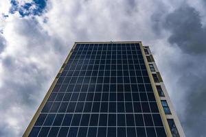 Sonnenkollektoren an der Wand eines mehrstöckigen Gebäudes. erneuerbare Sonnenenergie. foto