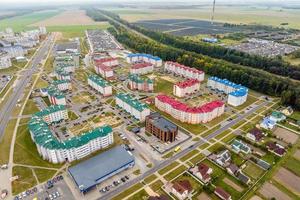 luftpanoramablick aus der höhe eines mehrstöckigen wohnkomplexes und der stadtentwicklung am herbsttag foto