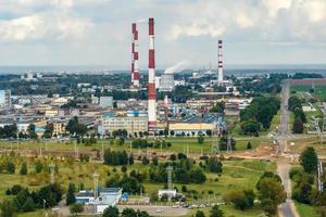 luftpanoramablick auf rauch von rohren von chemie- oder holzunternehmensanlagen. Industrielandschaft Umweltverschmutzung Abfallanlage. Luftverschmutzungskonzept. foto