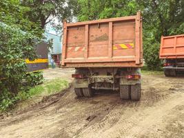 ein riesiger Lastwagen mit einer Karosserie zum Transportieren schwerer Dinge. Schwerlastfahrzeugaufkleber auf der Rückseite des Aufbaus foto