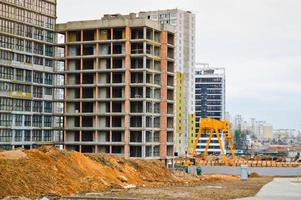 großer betonzement modern im bau neues modernes monolithisches rahmenblockhausgebäude mit fenstern, wänden und balkonen foto