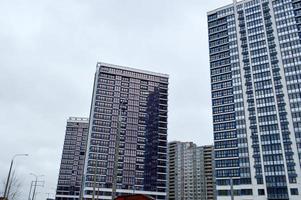 neue moderne hohe blaue glas mehrstöckige komfortable urbane monolithische rahmenhäuser gebäude wolkenkratzer neue gebäude in der großstadt der megalopolis foto