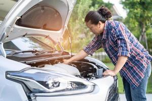 Mechanisches Motorsystem mit offener Haube zur Überprüfung und Reparatur von Autounfällen. foto