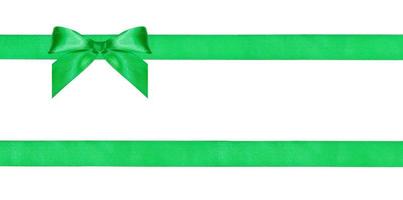 ein grüner Schleifenknoten auf zwei parallelen Seidenbändern foto