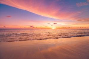 majestätische nahansicht von ruhigen meerwasserwellen mit orange sonnenaufgang sonnenuntergang sonnenlicht. tropische inselstrandlandschaft, exotische küstenküste. sommerferien, urlaub erstaunliche natur landschaftlich. entspannen paradies foto