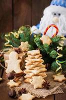 Weihnachtsplätzchen und Lametta auf einem hölzernen Hintergrund foto