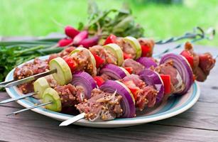 saftige Kebabs und gegrilltes Gemüse foto