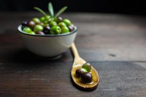 Olivenöl und Brot auf rustikalem Holztisch foto