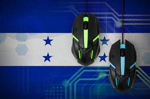 Honduras-Flagge und zwei Mäuse mit Hintergrundbeleuchtung. kooperative Online-Spiele. Cyber-Sport-Team foto