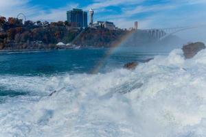 Niagarafälle von der amerikanischen und kanadischen Seite. Regenbogen über dem Wasserfall. der beliebteste Touristenort. stürmischer Fluss, der in den See mündet. foto