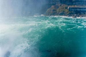 Niagarafälle von der amerikanischen und kanadischen Seite. Regenbogen über dem Wasserfall. der beliebteste Touristenort. stürmischer Fluss, der in den See mündet. foto