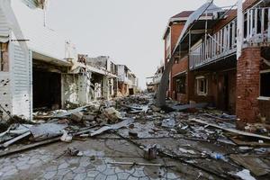 Mariupol, Ukraine - 19.11.2016 eine zerstörte Schule im Frontdorf Shirokino. Folgen des Krieges zwischen Russland und der Ukraine. soldat mit ak-47. foto