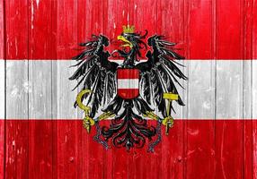 Flagge und Wappen von Österreich auf einem strukturierten Hintergrund. Konzept-Collage. foto