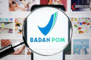 Badan-Pom-Logo unter Lupe mit selektivem Fokus foto