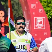 neu delhi, indien - 16. oktober 2022 - vedanta delhi halbmarathonrennen nach covid, bei dem die marathonteilnehmer kurz vor dem überqueren der ziellinie stehen, delhi halbmarathon 2022 foto