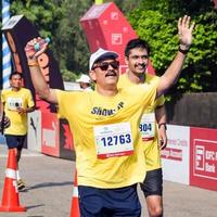 neu delhi, indien - 16. oktober 2022 - vedanta delhi halbmarathonrennen nach covid, bei dem die marathonteilnehmer kurz vor dem überqueren der ziellinie stehen, delhi halbmarathon 2022 foto