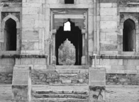 Mughal-Architektur in den Lodhi-Gärten, Delhi, Indien, schöne Architektur in der dreikuppeligen Moschee im Lodhi-Garten soll die Freitagsmoschee für das Freitagsgebet sein, Lodhi-Gartengrab foto