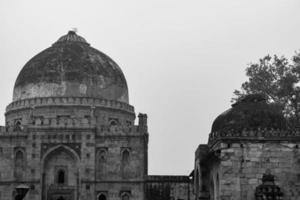 Mughal-Architektur in den Lodhi-Gärten, Delhi, Indien, schöne Architektur in der dreikuppeligen Moschee im Lodhi-Garten soll die Freitagsmoschee für das Freitagsgebet sein, Lodhi-Gartengrab foto