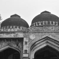 Mughal-Architektur in den Lodhi-Gärten, Delhi, Indien, schöne Architektur in der dreikuppeligen Moschee im Lodhi-Garten soll die Freitagsmoschee für das Freitagsgebet sein, Lodhi-Gartengrab foto
