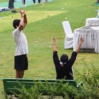 delhi, indien, 18. juni 2022 - inspirierter indischer junger mann, der yoga asanas im lodhi garden park, neu delhi, indien macht. junger Bürger, der draußen trainiert und in Yoga-Seitenwinkelhaltung steht foto