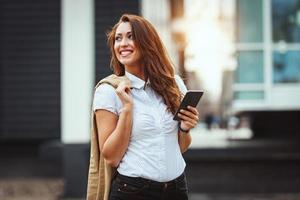 Frau am Telefon foto