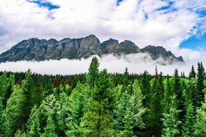 Berge mit Nebel bedeckt foto