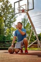 entspannter Streetbasketballer foto