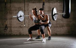 Crossfit-Training mit Coach foto