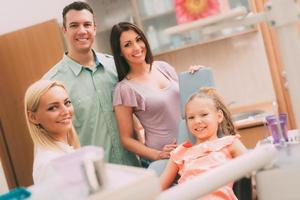 Familie beim Zahnarzt foto