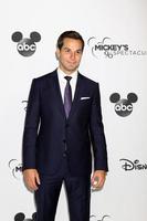 los angeles - 6. oktober - skylar astin beim 90. spektakulären mickey's taping im shrine auditorium am 6. oktober 2018 in los angeles, ca foto