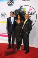 los angeles - nov 19 - smokey robinson, diana ross, berry gordy bei den american music awards 2017 im microsoft theater am 19. november 2017 in los angeles, ca foto