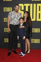 los angeles - 10. juli - steve howey, sohn, sarah shahi bei der stuber-premiere im regal la live am 10. juli 2019 in los angeles, ca foto