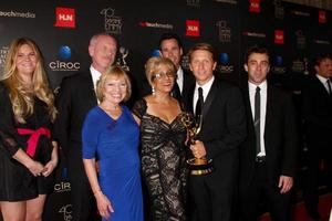 los angeles, 16. juni - bradley bell, mutiges und schönes schreibteam im pressebereich bei den 40. daytime emmy awards im skirball kulturzentrum am 16. juni 2013 in los angeles, ca foto