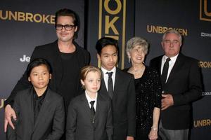 los angeles, 15. dezember - brad pitt, pax thien jolie-pitt, shiloh nouvel jolie-pitt, maddox jolie-pitt, jane pitt, william pitt bei der unbroken, los angeles premiere im dolby theater am 15. dezember 2014 in los angeles , ca foto