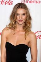 Las Vegas, 31. März - Rosie Huntington-Whiteley in der Cinemacon Convention vergibt den Gala-Presseraum im Caesar's Palace am 31. März 2010 in Las Vegas, NV foto