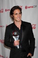 las vegas, 26. april - diego boneta kommt am 26. april 2012 bei den cinemacon 2012 talent awards im caesars palace in las vegas, nv an foto