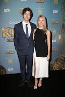 los angeles, dez 09 - thomas middleditch, mollie gates im cirque du soleil s kurios, kuriositätenkabinett im dodger stadium am 9. dezember 2015 in los angeles, ca foto