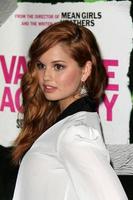 los angeles, feb 4 - debby ryan bei der vampire academy los angeles premiere in regal 14 theatres am 4. februar 2014 in los angeles, ca foto