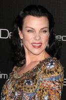 los angeles, 2. nov - debi mazar kommt am 2. november 2010 in beverly hills, ca., zur jahrzehntelangen denim modenschau in einem privathaus an foto