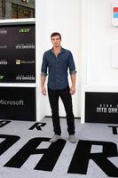 los angeles, 14. mai - derek theler kommt bei der star trek into dark los angeles premiere im dolby theatre am 14. mai 2013 in los angeles, ca foto