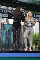 los angeles, 17. oktober - sofia carson, dove cameron bei den stars of nachkommen persönlicher auftritt in der innenstadt von disney am 17. oktober 2015 in anaheim, ca foto