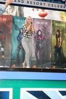 los angeles, 17. oktober - dove cameron bei den sternen der nachkommen persönlicher auftritt in der innenstadt von disney am 17. oktober 2015 in anaheim, ca foto