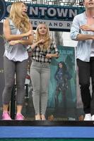 los angeles, 17. oktober - dove cameron bei den sternen der nachkommen persönlicher auftritt in der innenstadt von disney am 17. oktober 2015 in anaheim, ca foto